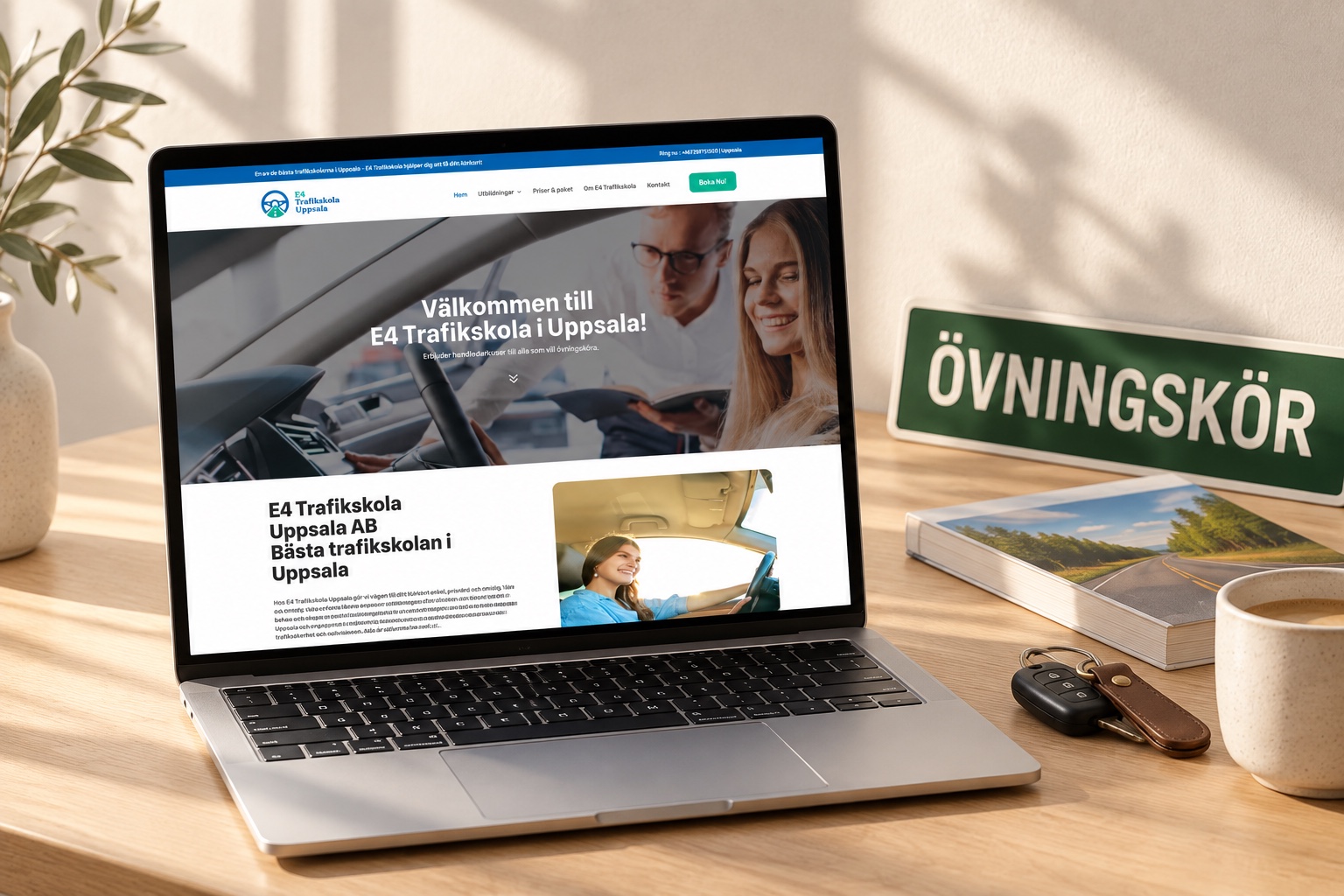 E4 Trafikskola Uppsalas webbplats på en laptop bredvid bilnycklar och en ÖVNINGSKÖR-skylt (mockup)